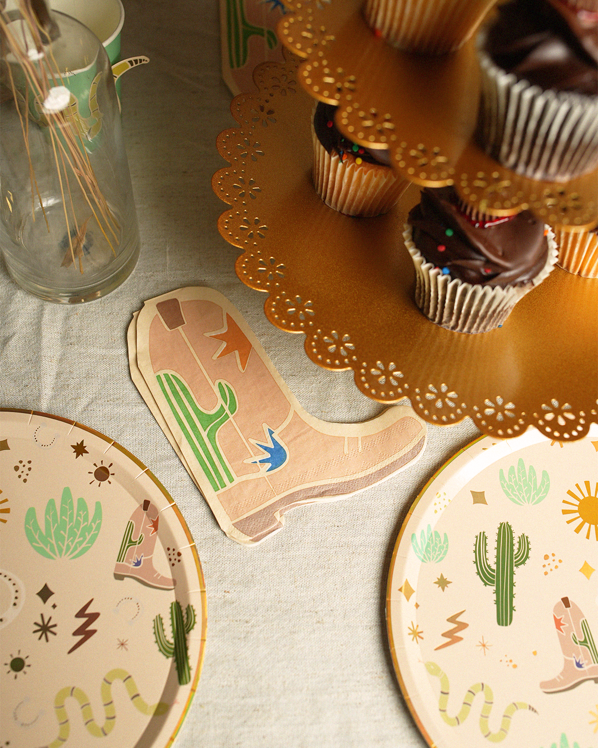 Sssssnake Catcher Dinner Plates (x 12)These sensational gold foil cowboy plates are the perfect addition to your Western-themed party, creating an exciting tablescape that's bound to impress your guests.POP party suppliesSssssnake Catcher Dinner Plates western theme paper plates